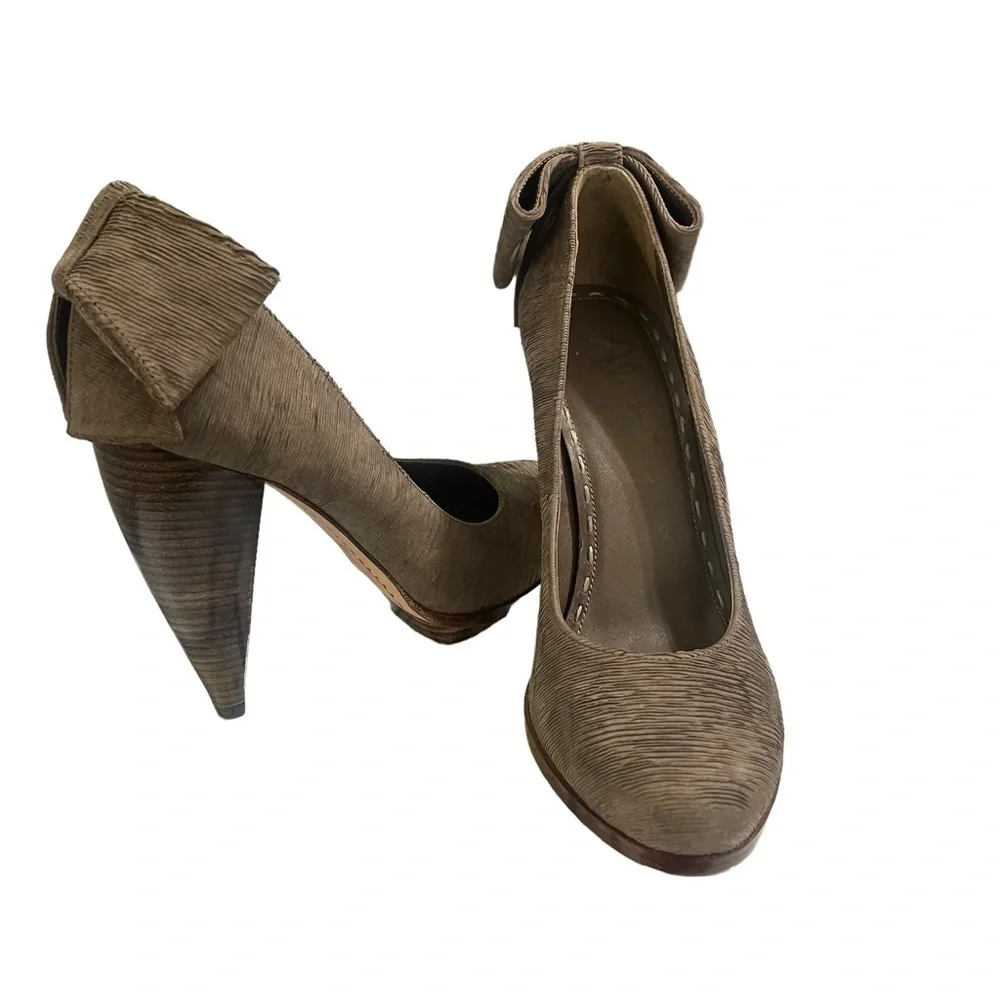 Alice + Olivia Bow Suede Pump Wooden Heel Size 38 Brown